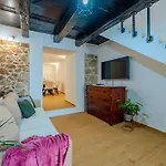 Angelina Villa *